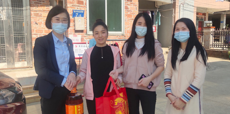 PA视讯集团集团开展新春送关怀慰问结对帮扶党员活动